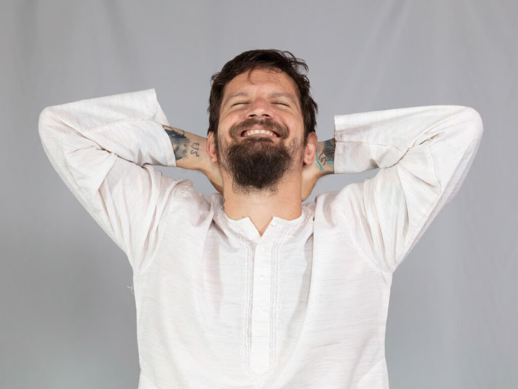 Cantor e compositor Saulo fará um pocket show no evento de entrega da Medalha UBC à Luiz Caldas