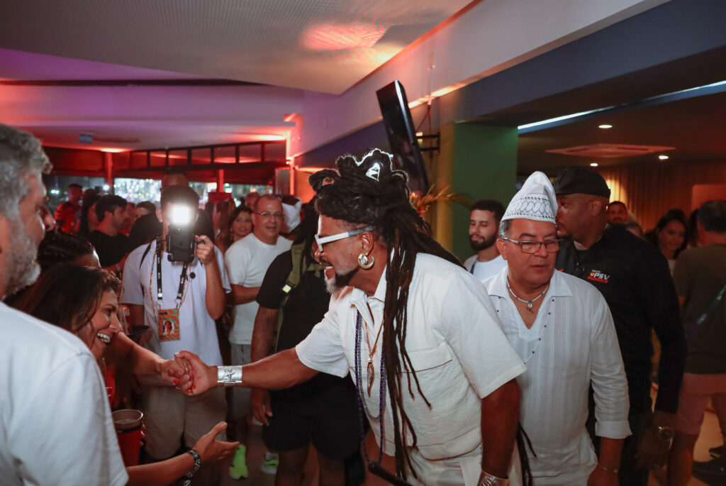 Brown cumprimentou amigo e recebeu a imprensa em sua primeira aparição no camarote. Fotos: Azus