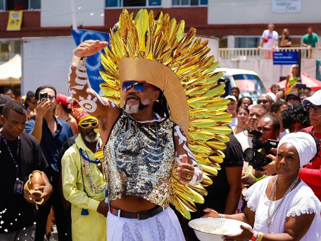 Carlinhos Brown celebra 30 anos de ‘Arrastão’ encerrando o Carnaval de Salvador 2025