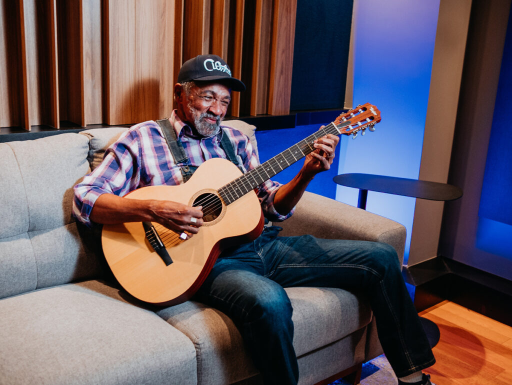 Cleber Augusto tem voz recriada com IA em novo álbum produzido pela Warner Music Brasil