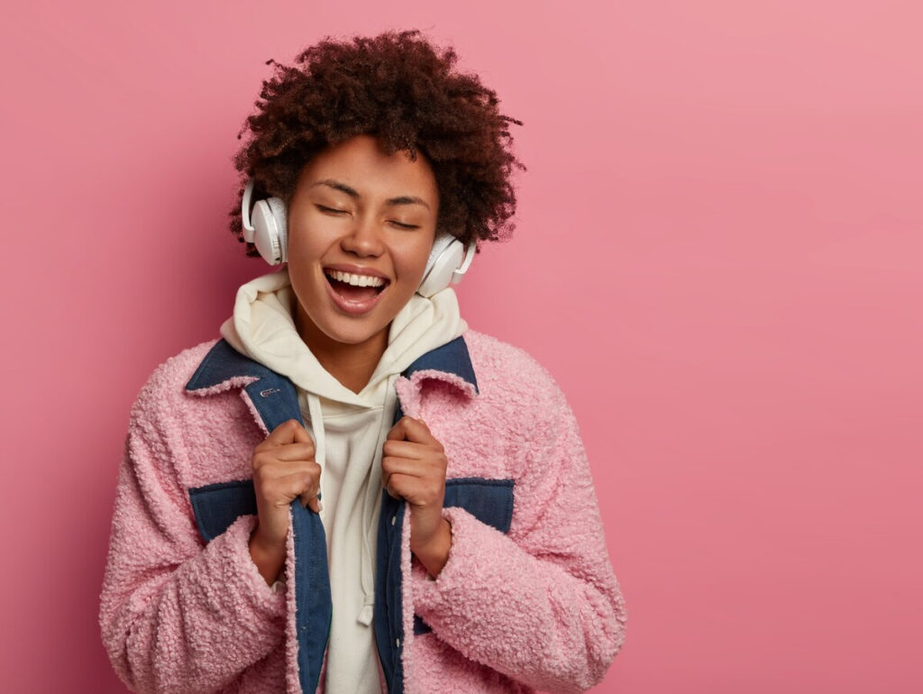 Ouvindo música (Crédito Way Home Studio)