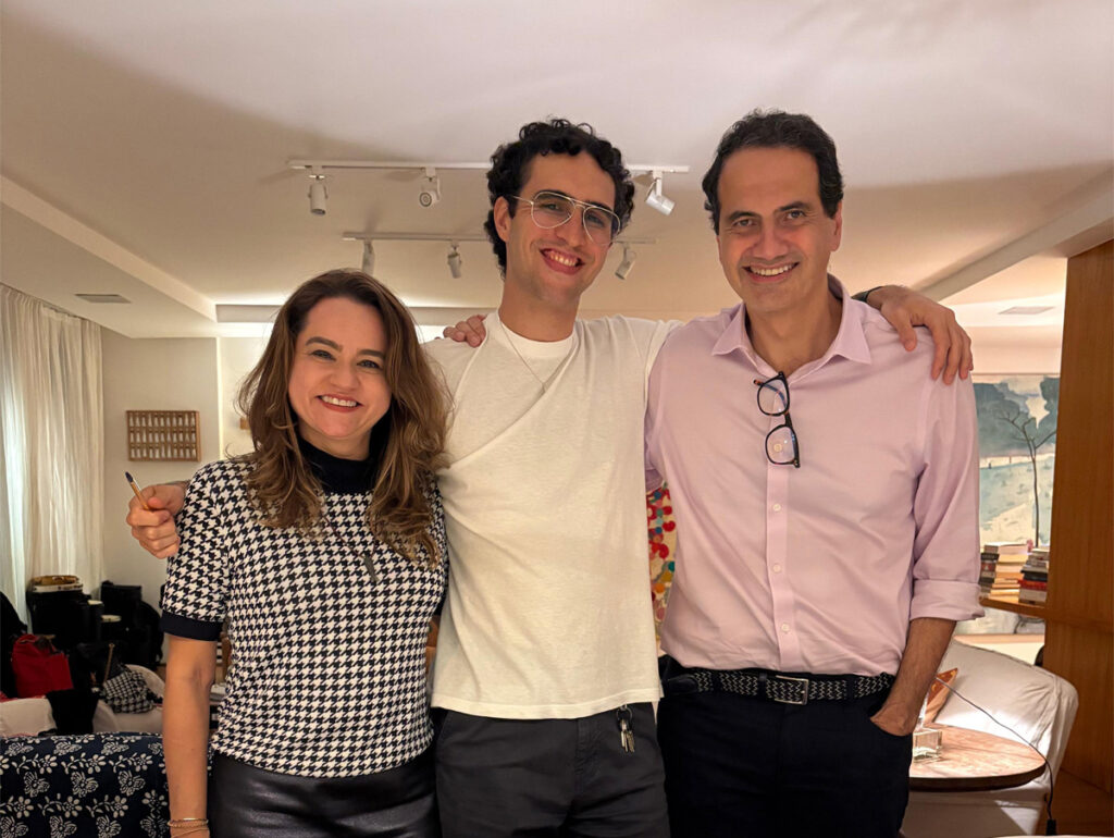 Zeca Veloso assina contrato com Sony Music e anuncia lançamento de seu álbum de estreia
