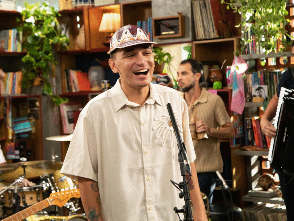 João Gomes no Tiny Desk Brasil (Crédito: Fernanda Carvalho)