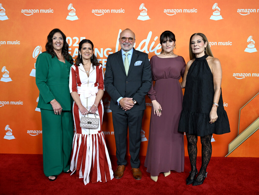 Maricarmen Bou, Amarilys Germán, Manuel Abud (CEO da Latin Recording Academy), Rozalén e Paula Kaminsky participam do almoço e apresentação do evento Leading Ladies of Entertainment durante a 26ª edição anual do Latin Grammy, em 10 de novembro de 2025, em Las Vegas, Nevada. (Foto de Denise Truscello/Getty Images para a The Latin Recording Academy)