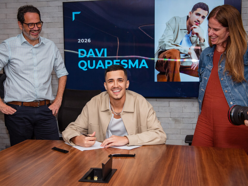 Exclusivo: Davi Quaresma assina com a Som Livre e lança EP “Na Régua – Vol. 1” com Gaab no subúrbio carioca