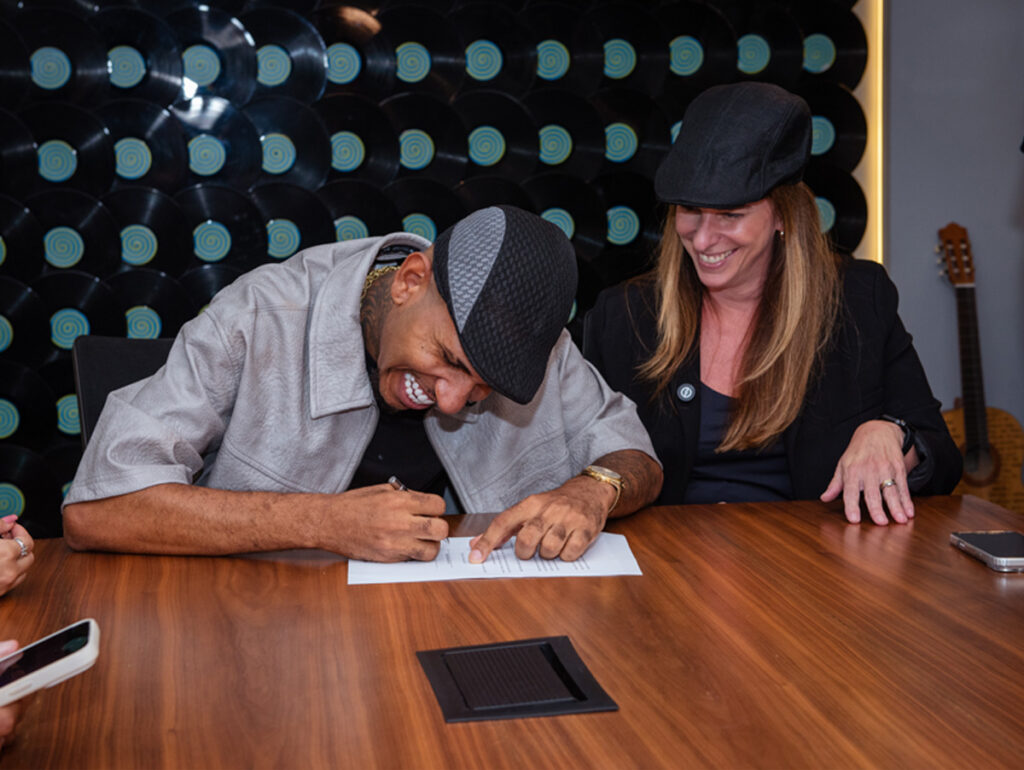 Som Livre assina contrato com J. Eskine