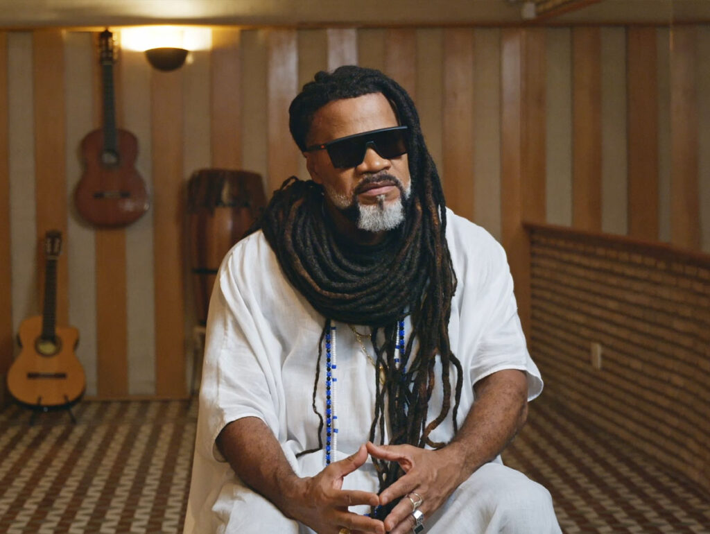“Carlinhos Brown em Meia Lua Inteira”: produtores e artista revelam bastidores de série que revisita sua trajetória na HBO