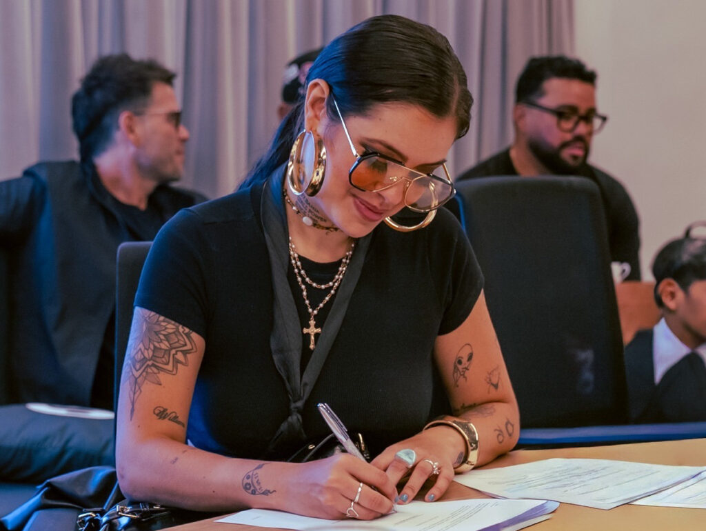 MC Mari assina contrato com a Warner Music Brasil