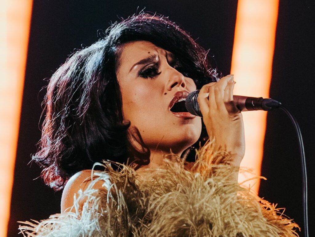 Após denunciar ação de cambistas com uso de chatbots de IA, Raye vence o Mercury Prize 2026